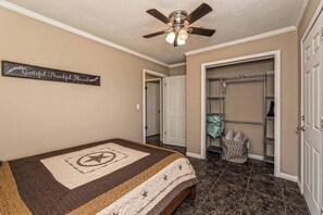2 bedrooms, iron/ironing board, travel crib, free WiFi - The Lorena Ranchette- Goats, Firepit, Hammock (Lorena)