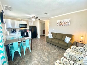 Smart TV - The Lorena Ranchette- Goats, Firepit, Hammock (Lorena)