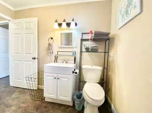 Shower, hair dryer, towels, soap - The Lorena Ranchette- Goats, Firepit, Hammock (Lorena)