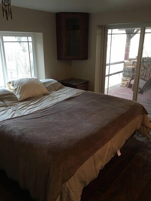 3 bedrooms, free WiFi, bed sheets - 160 acre hunting and fishing lodge or private retreat. (White Bird)