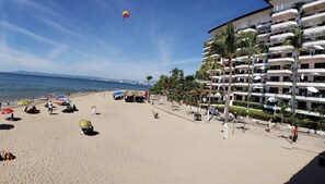 På stranden, solstolar och strandhanddukar