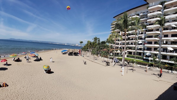 Plage, chaises longues, serviettes de plage