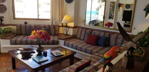 Smart-TV, DVD-Player, Bücher, Stereoanlage