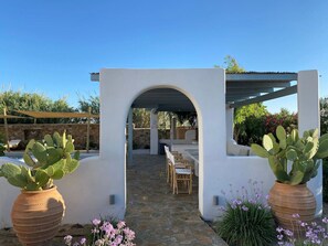 Outdoor dining - Seaside Naxos • Villa Ariadne 4 BDR 3 BATH with Private Pool @ Plaka ⛱️ (Naxos)