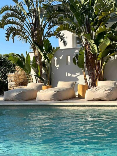 Seaside Naxos • Villa Ariadne 4 BDR 3 BATH with Private Pool @ Plaka ⛱️