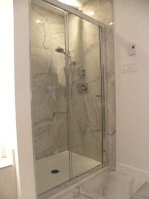 Combined shower/bathtub, eco-friendly toiletries, hair dryer, towels - Unforgettable Getaway (L'Ascension)