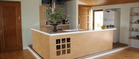 冷蔵庫、電子レンジ、オーブン、コンロ