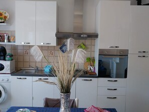 Fridge, microwave, oven, stovetop - SPLENDIDA POSIZIONE A 2 MINUTI DALLA SPIAGGIA  ALBE E TRAMONTI DA SOGNO (porto alabe)