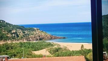 Plage, chaises longues, serviettes de plage