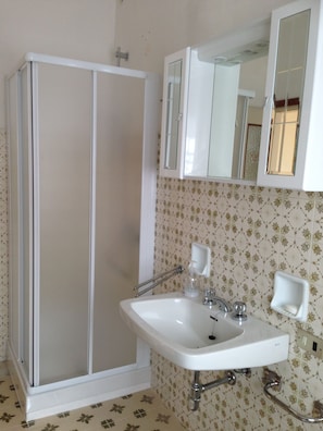 Dusche, Haartrockner, Bidet, Handtücher