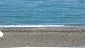 Une plage avec un rivage sablonneux et une eau calme.