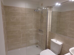 Douche, sèche-cheveux, serviettes fournies, shampoing