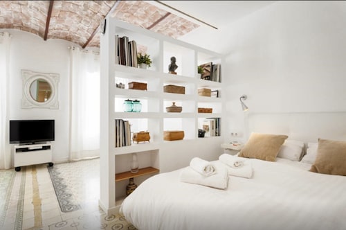 Apartment in La Sagrada Familia, well connected. With AC and WiFi. Offer 