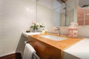 Douche, sèche-cheveux, serviettes fournies, savon
