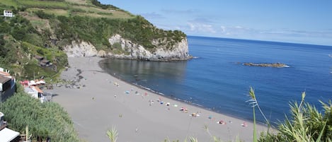 Una playa cerca