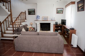 Smart-TV, Kamin, Bücher