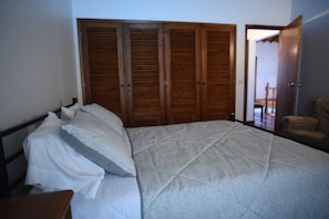 3 quartos, ferros/tábuas de passar roupa, berço de viagem