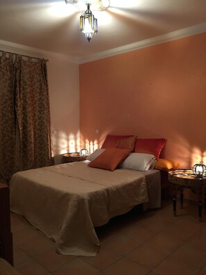 2 habitaciones, tabla de planchar con plancha, wifi y ropa de cama 