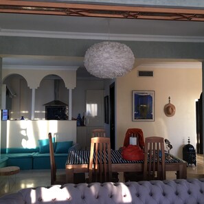 Televisión, chimenea y libros 