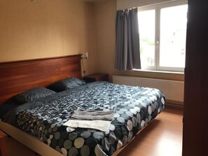 5 bedrooms, iron/ironing board, WiFi, bed sheets - ZAVENTEM BRUSSELS AIRPORT APARTMENT 1.- 10 Mins Walk to Airport.15 Mins Citybus  (Zaventem)