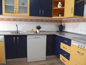 Een koelkast, een magnetron, een oven, een kookplaat