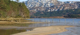 Tradisjonell Loch Side Croft hytte og hage med moderne utvidelse