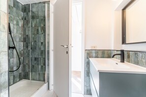 Shower, hair dryer, bidet, towels