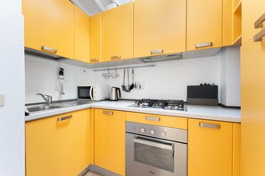 Kylskåp, mikrovågsugn, ugn och spishäll