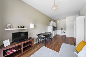 24-inch flat-screen TV with cable channels, TV - Apartamento D'alegria 1 by Amber Star Rent (Porto)