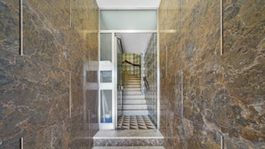 A marble staircase with a patterned floor leading to a door. - Apartamento D'alegria 1 by Amber Star Rent (Porto)