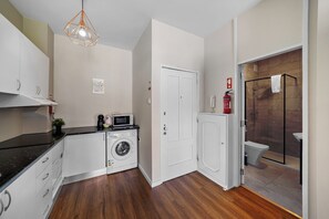 Appartement, 1 slaapkamer | Privékeuken | Een koelkast, een microgolfoven, een kookplaat, een vaatwasser