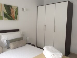 2 habitaciones, tabla de planchar con plancha, wifi y ropa de cama