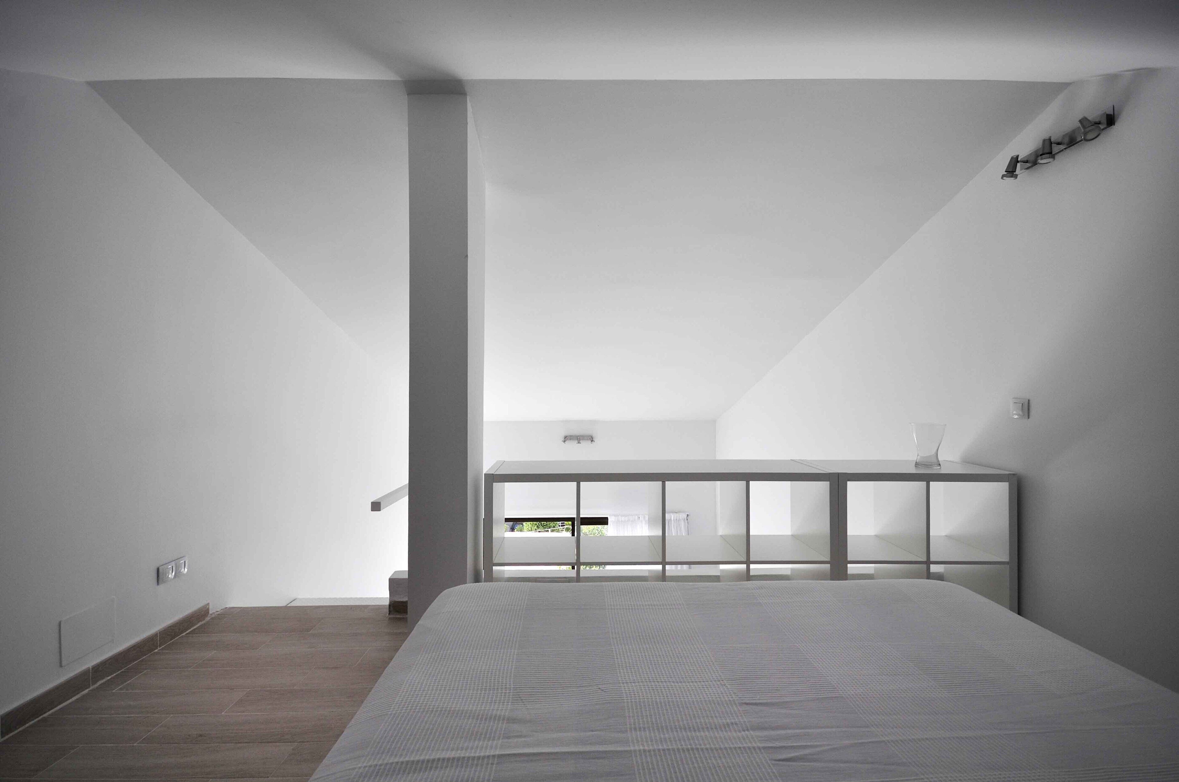 2 عدّة غرف نوم وخزنة داخل الغرفة ومكواة/لوح كي وسرير سفر