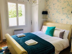 6 slaapkamers, een strijkplank/strijkijzer, reisbedje, gratis wifi