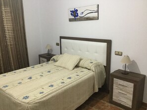 3 chambres, fer et planche à repasser, Wi-Fi, draps fournis