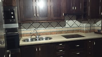 Køleskab, mikrobølgeovn, ovn, kogeplade