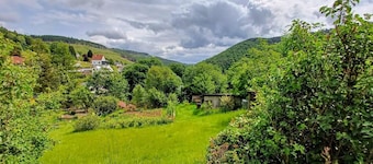 ゲーテワンダーヴェークにある素晴らしい景色を望むチューリンゲンの森の小屋