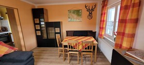 Dining - Vacation hut on the Goethe Trail with a view, close to the Rennsteig, UNESCO biosphere reserve (Ilmenau)
