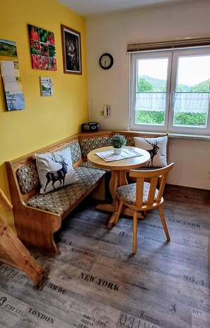 Interior - Vacation hut on the Goethe Trail with a view, close to the Rennsteig, UNESCO biosphere reserve (Ilmenau)