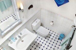 Serviettes fournies, savon, papier toilette