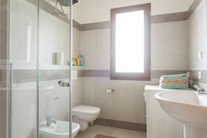 Bruser, hårtørrer, bidet, håndklæder