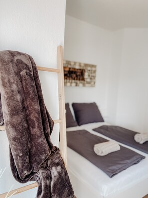 2 bedrooms, desk, iron/ironing board, travel crib - Penthouse apartment with lake view and lake access in quiet Velden (Velden)