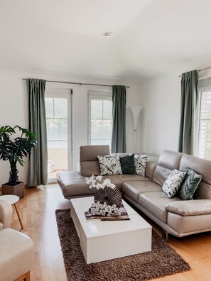 TV, books - Penthouse apartment with lake view and lake access in quiet Velden (Velden)