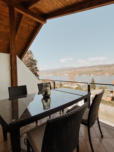 Penthouse apartment with lake view and lake access in quiet Velden