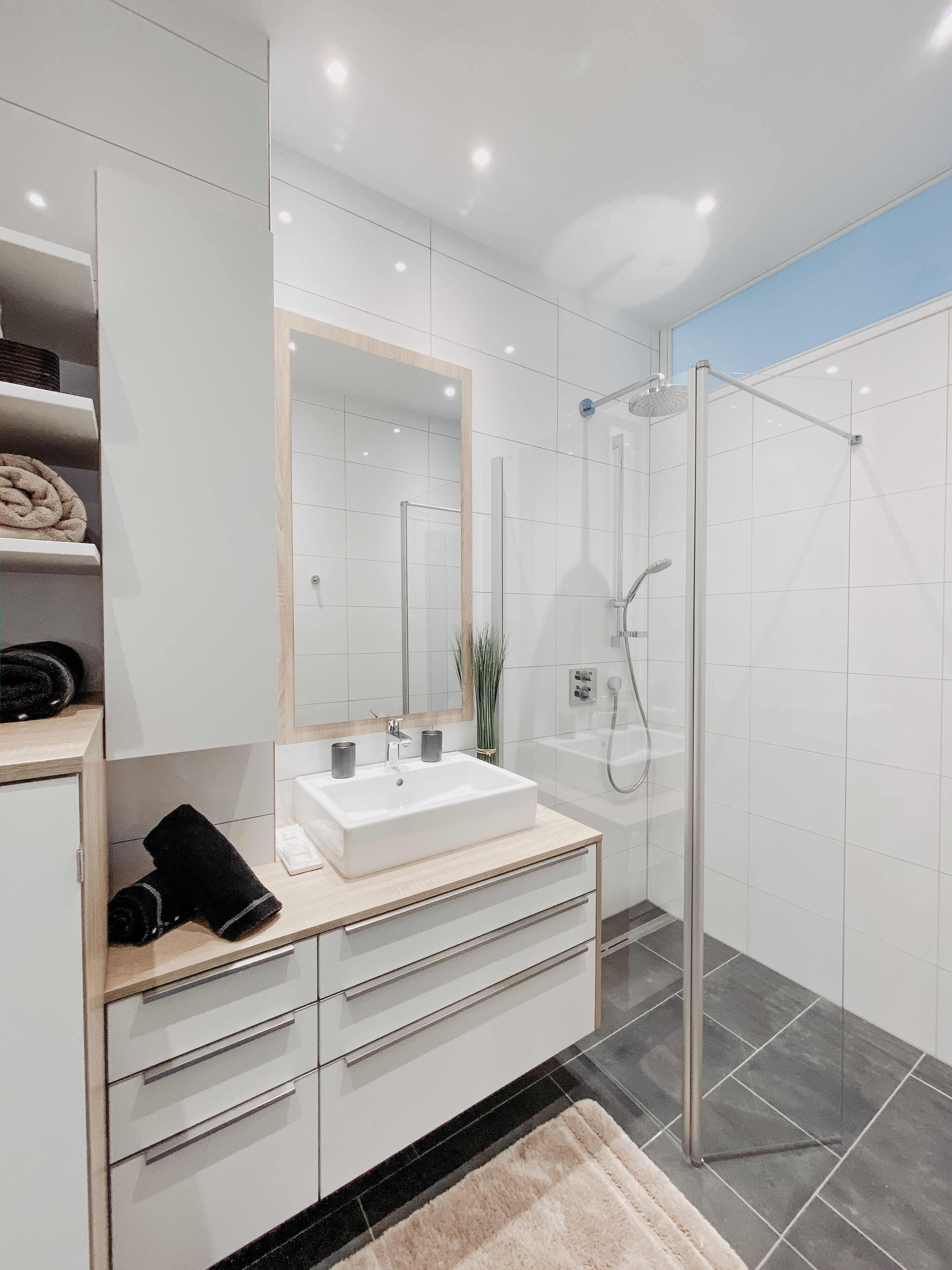 Badewanne, Haartrockner, Handtücher, Shampoo