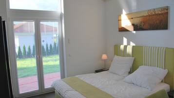 2 habitaciones, tabla de planchar con plancha y cuna de viaje