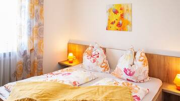 6 bedrooms, travel crib, free WiFi, bed sheets