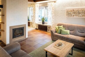 Fernseher, Kamin, Tischfußball, Tischtennisplatte