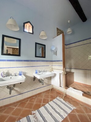 Douche, sèche-cheveux, bidet, serviettes fournies