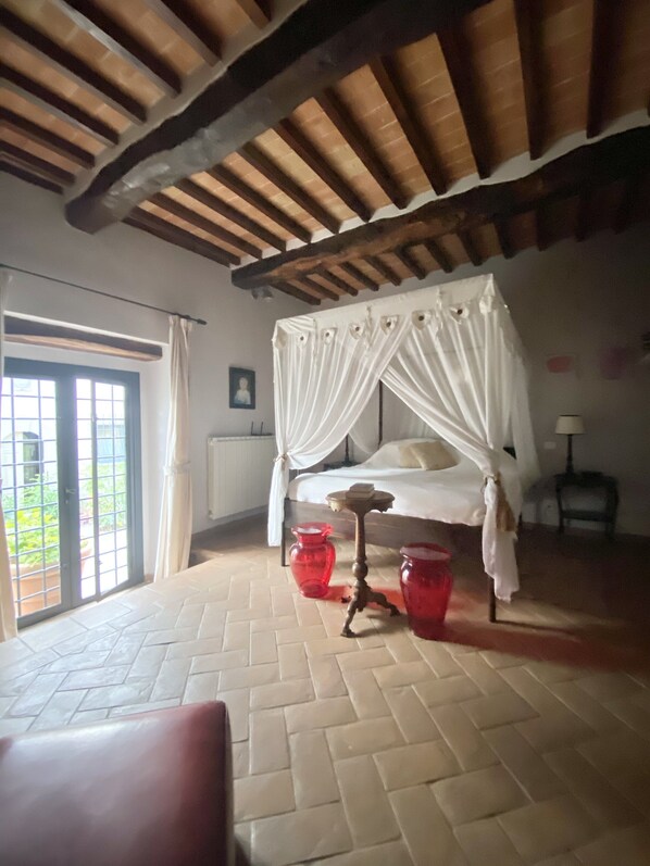 1 habitación, escritorio, tabla de planchar con plancha y cuna de viaje 